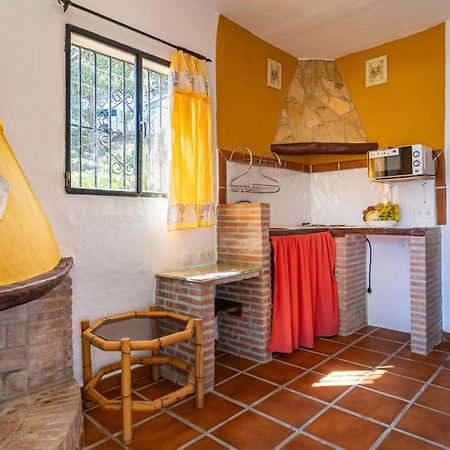 Amazing Cottage In Algatocin With Kitchen Bagian luar foto