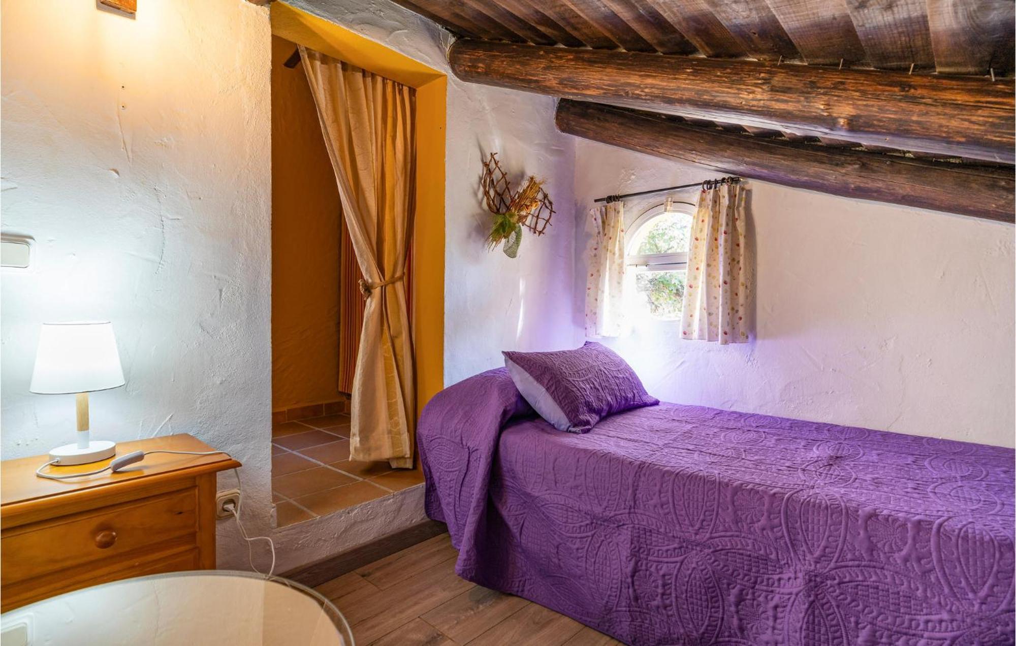 Amazing Cottage In Algatocin With Kitchen Bagian luar foto
