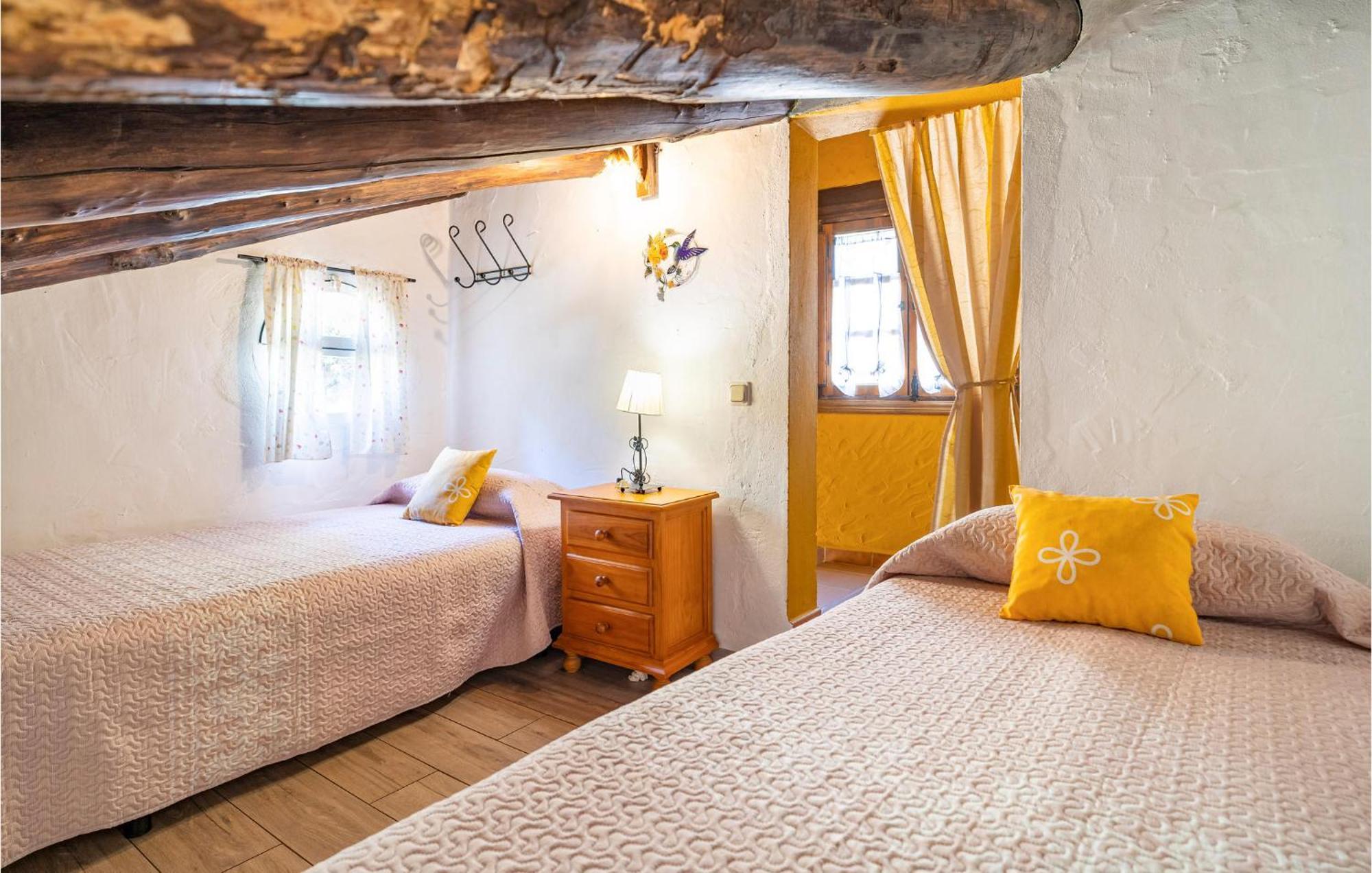 Amazing Cottage In Algatocin With Kitchen Bagian luar foto