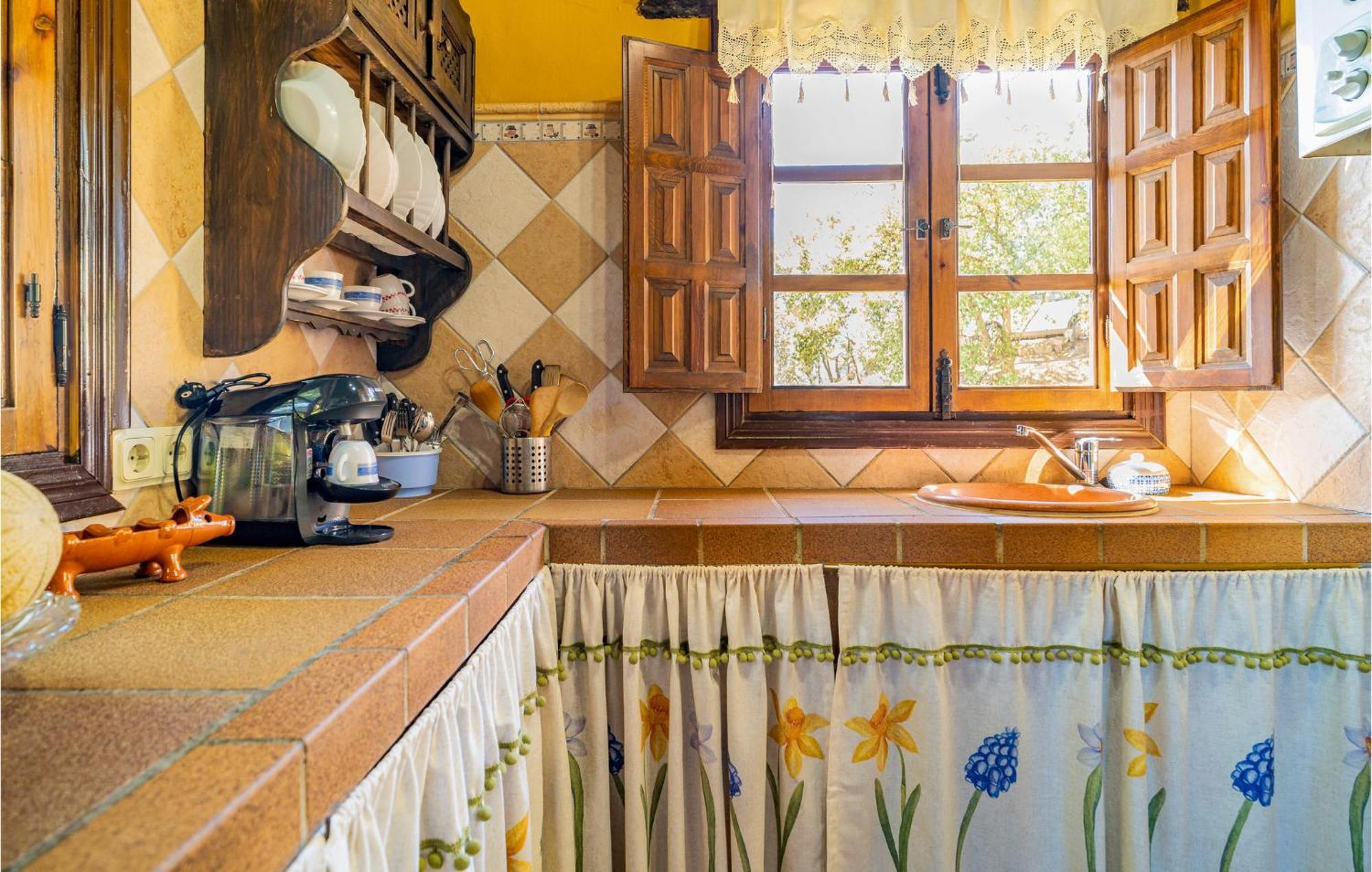 Amazing Cottage In Algatocin With Kitchen Bagian luar foto