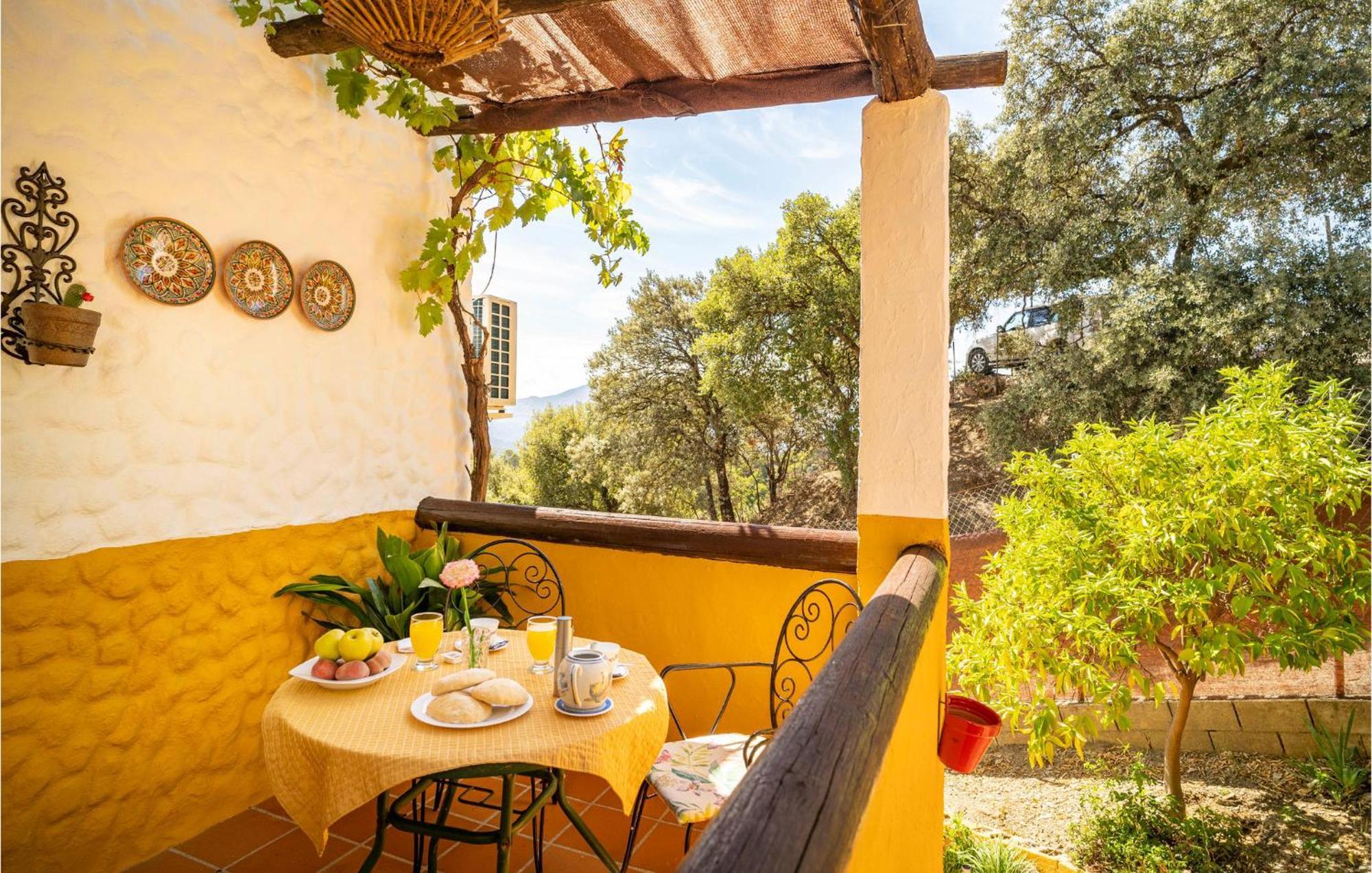 Amazing Cottage In Algatocin With Kitchen Bagian luar foto