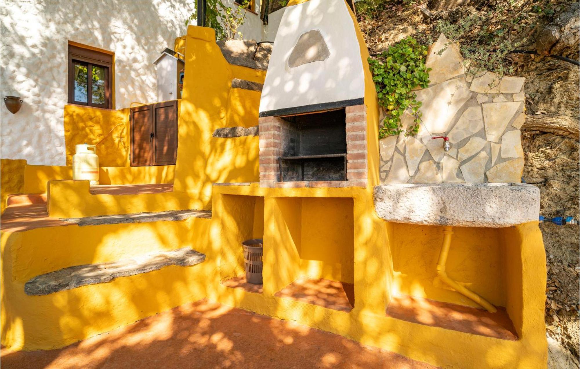 Amazing Cottage In Algatocin With Kitchen Bagian luar foto